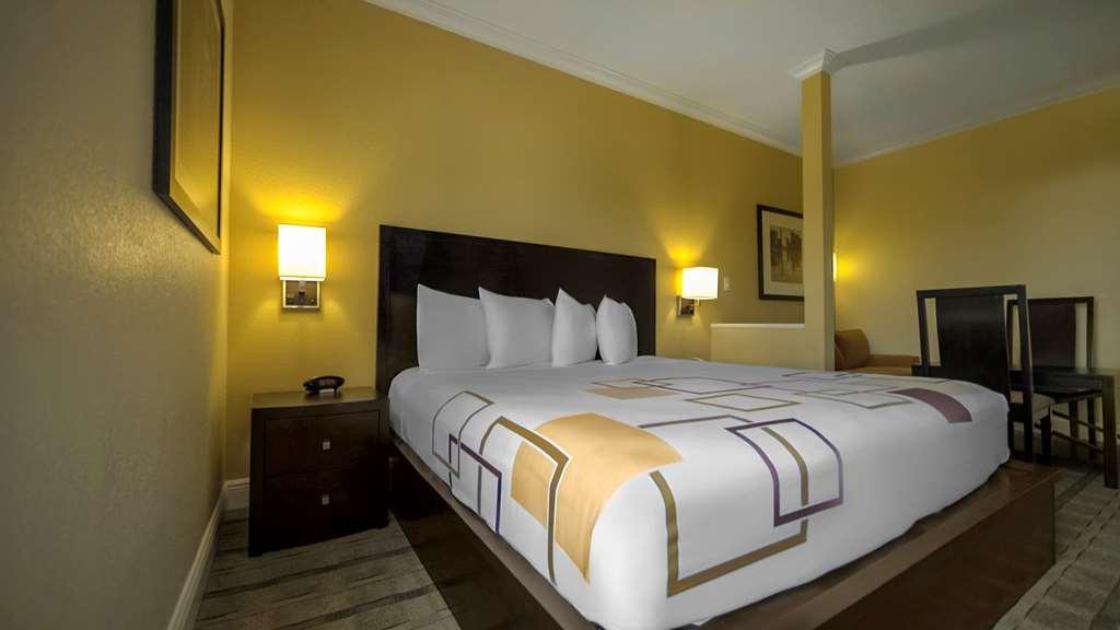 Galleria Palms Orlando - Free Theme Park Shuttles 3*