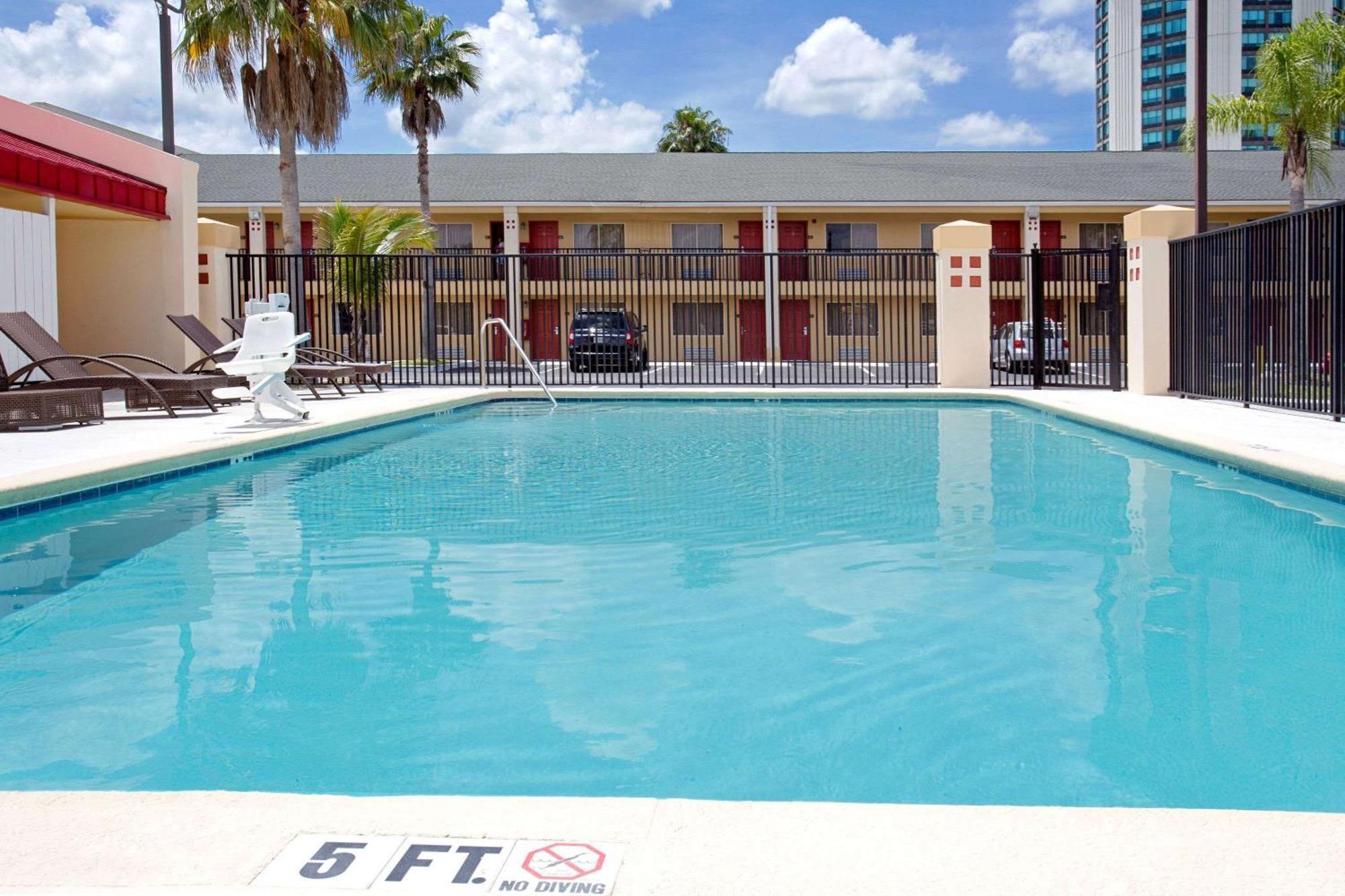 Hotel Super 8 By Wyndham International Drive 2*