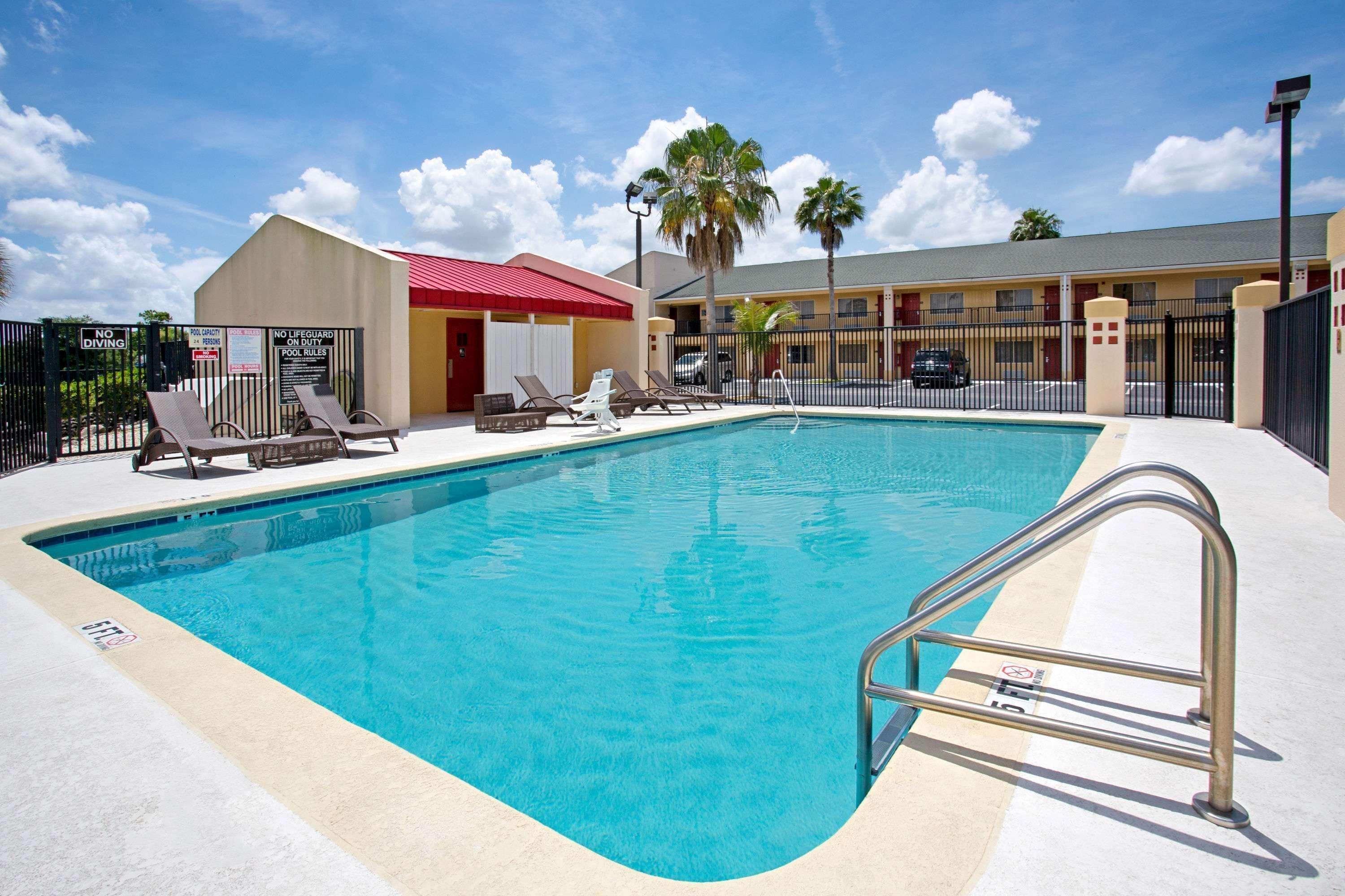Hotel Super 8 By Wyndham International Drive 2*