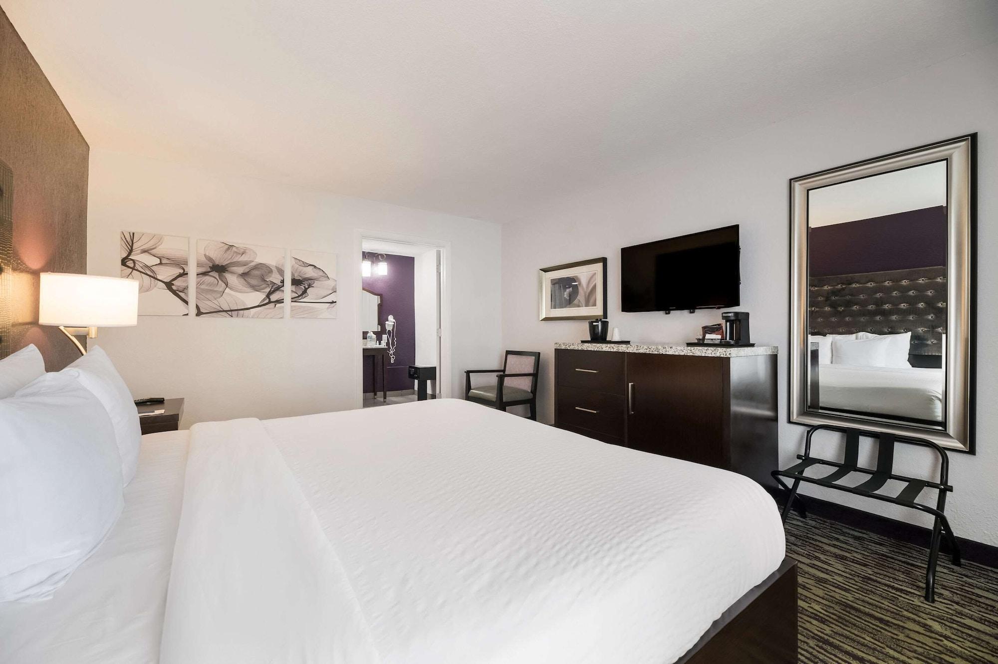 Clarion & Across From Universal Hotel Orlando