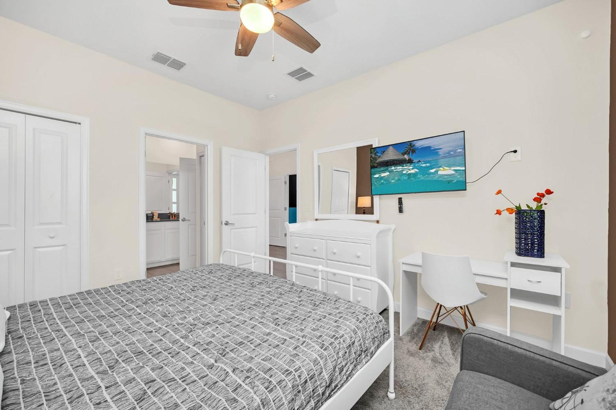 Villa Waterfront 8br5ba Game Room/pool/spa/office Space Kissimmee