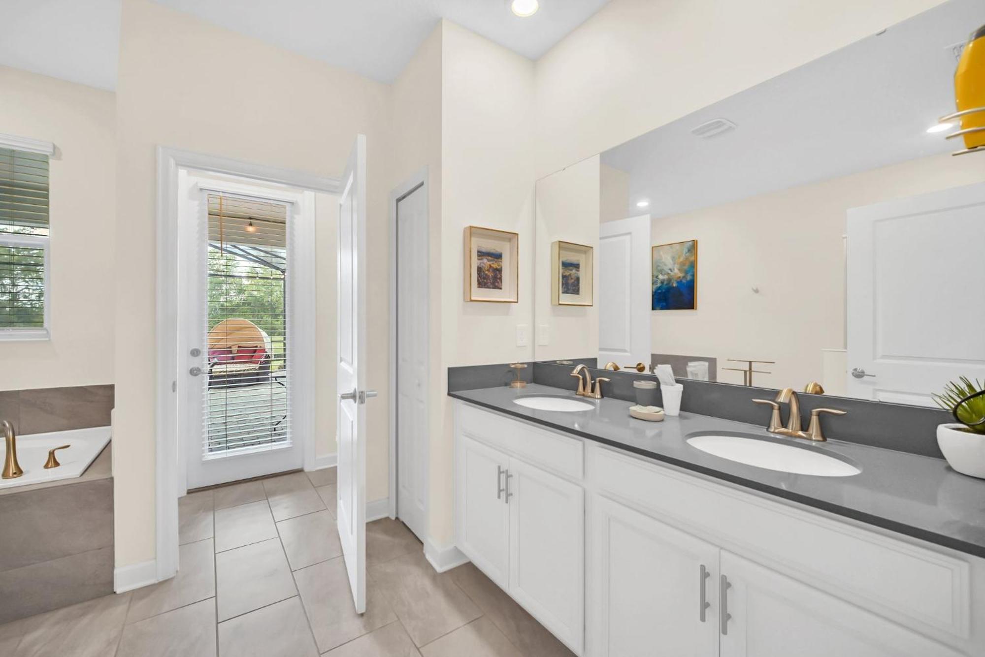 Waterfront 8br5ba Game Room/pool/spa/office Space Villa