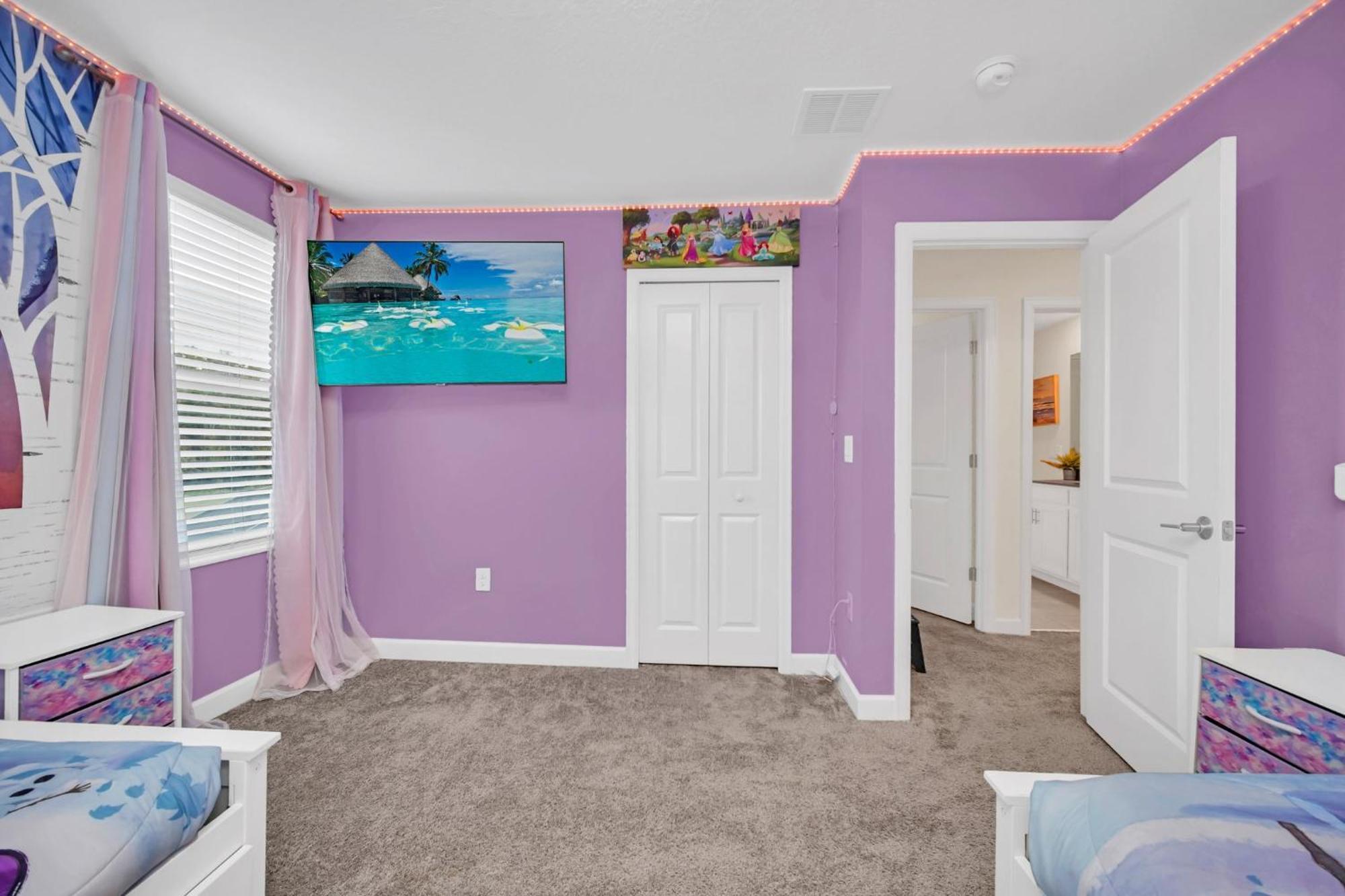 Waterfront 8br5ba Game Room/pool/spa/office Space Kissimmee