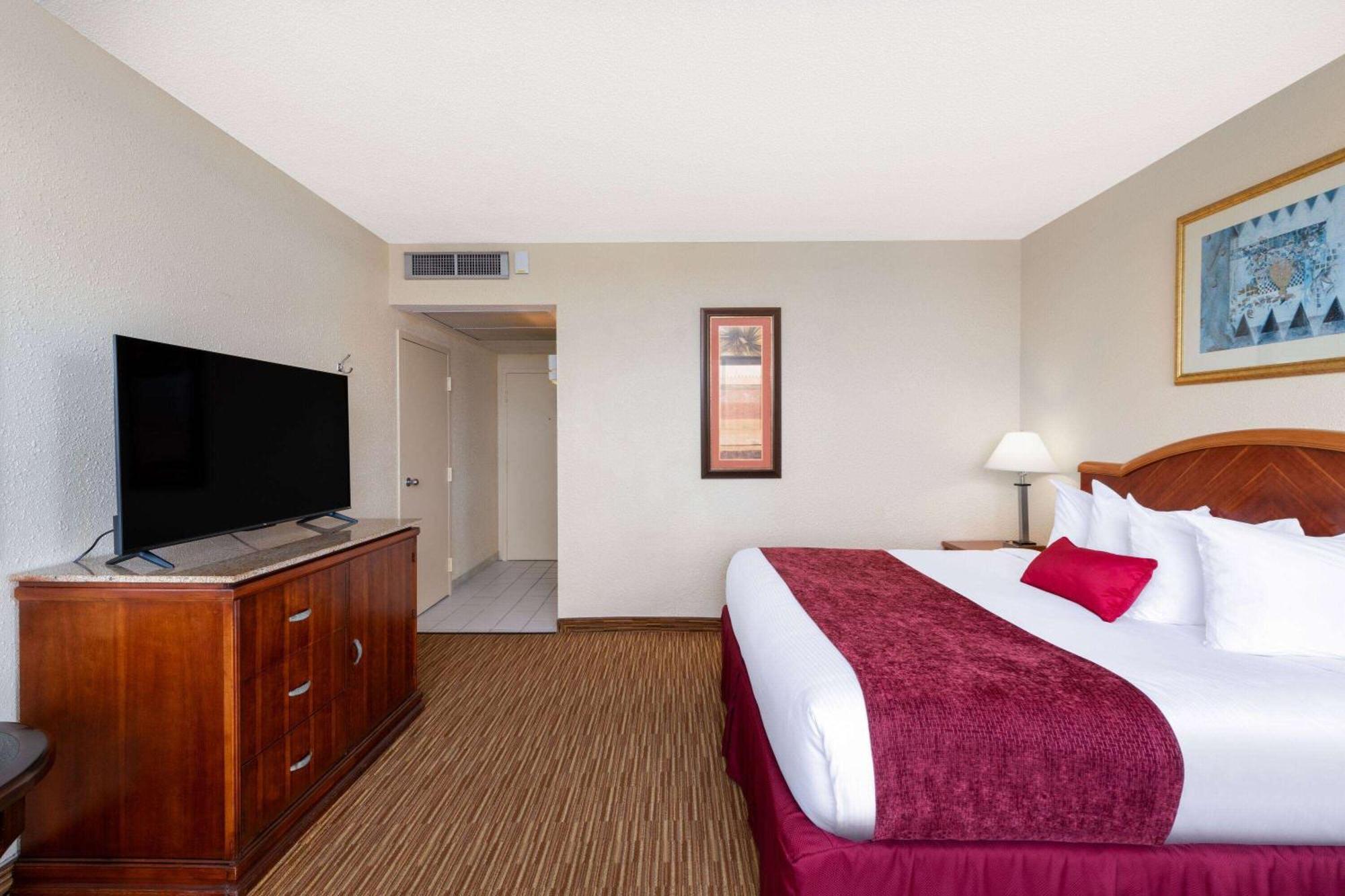 Ramada By Wyndham Kissimmee Gateway - Free Theme Park Shuttle Four Corners