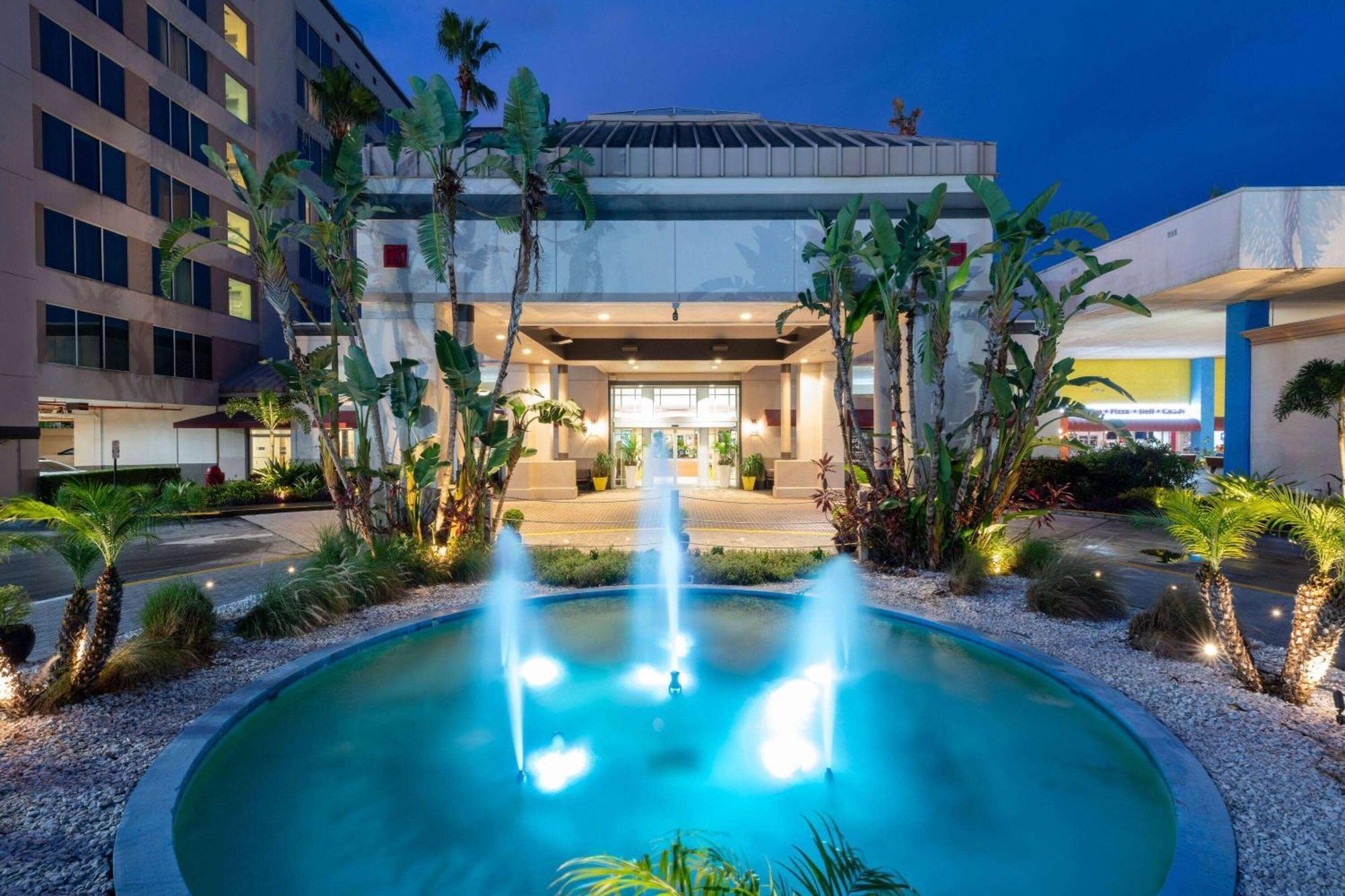 Ramada By Wyndham Kissimmee Gateway - Free Theme Park Shuttle