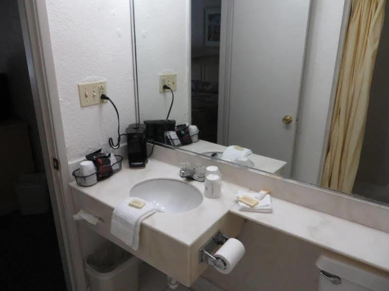 Travelodge By Wyndham Downtown Centroplex Motel 2*