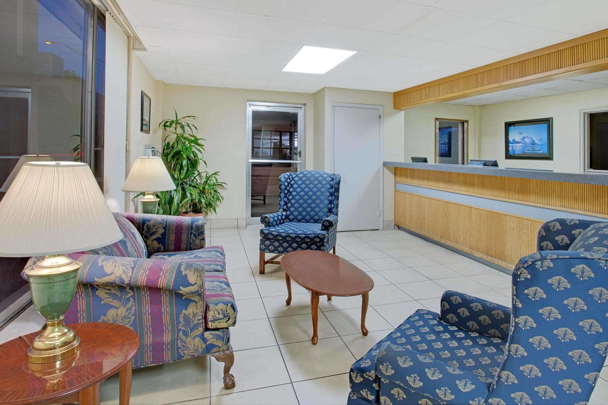 Motel Travelodge By Wyndham Downtown Centroplex 2*