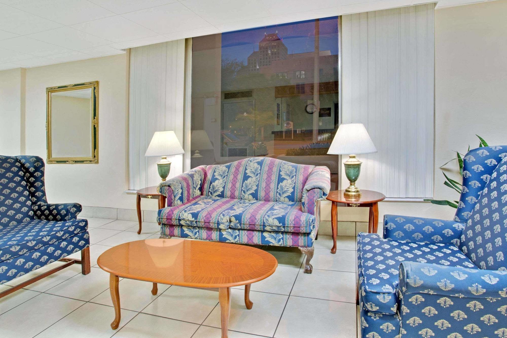 Motel Travelodge By Wyndham Downtown Centroplex 2*