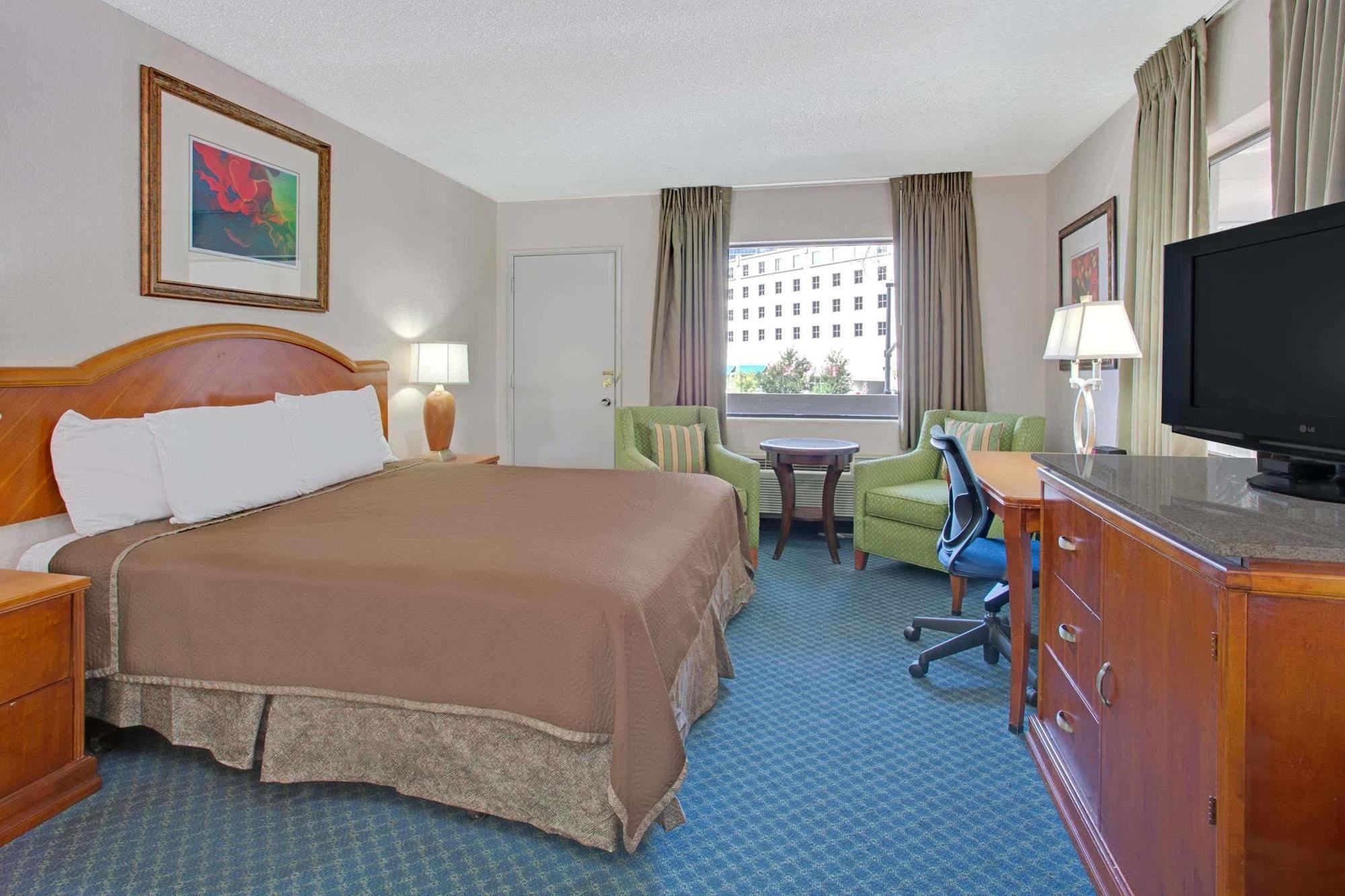 Travelodge By Wyndham Downtown Centroplex Motel 2*