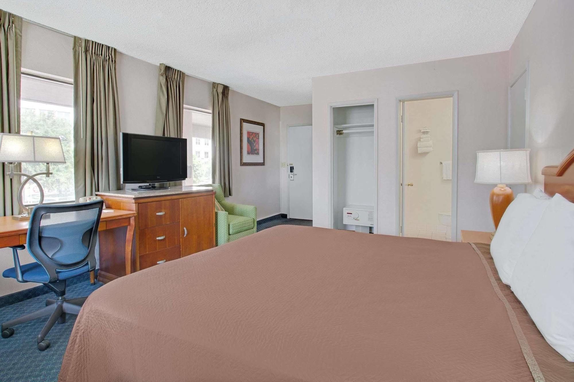 Motel Travelodge By Wyndham Downtown Centroplex 2*