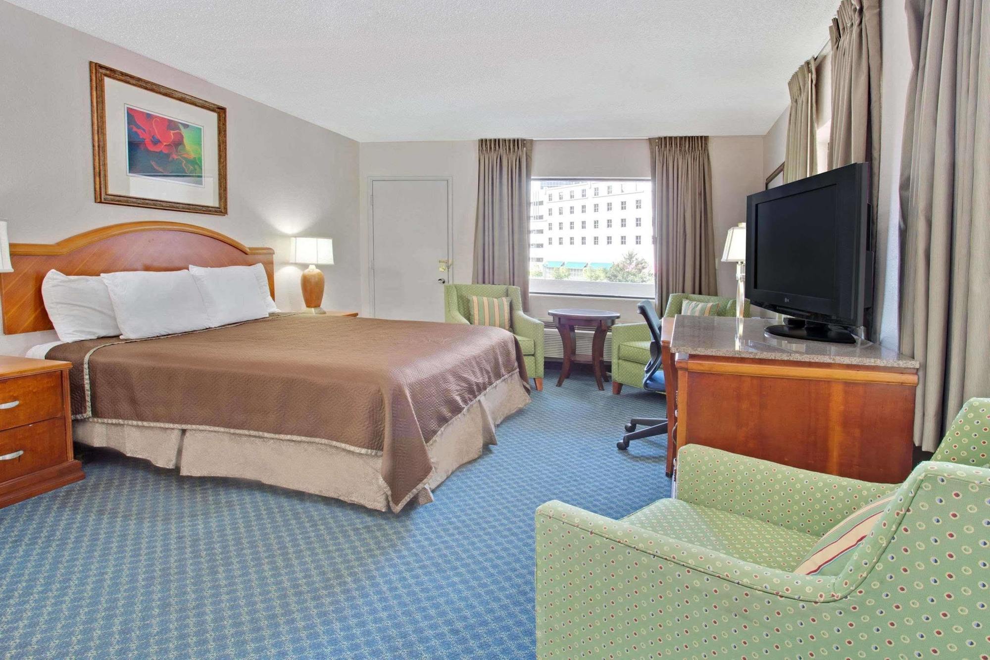 Travelodge By Wyndham Downtown Centroplex Motel 2*
