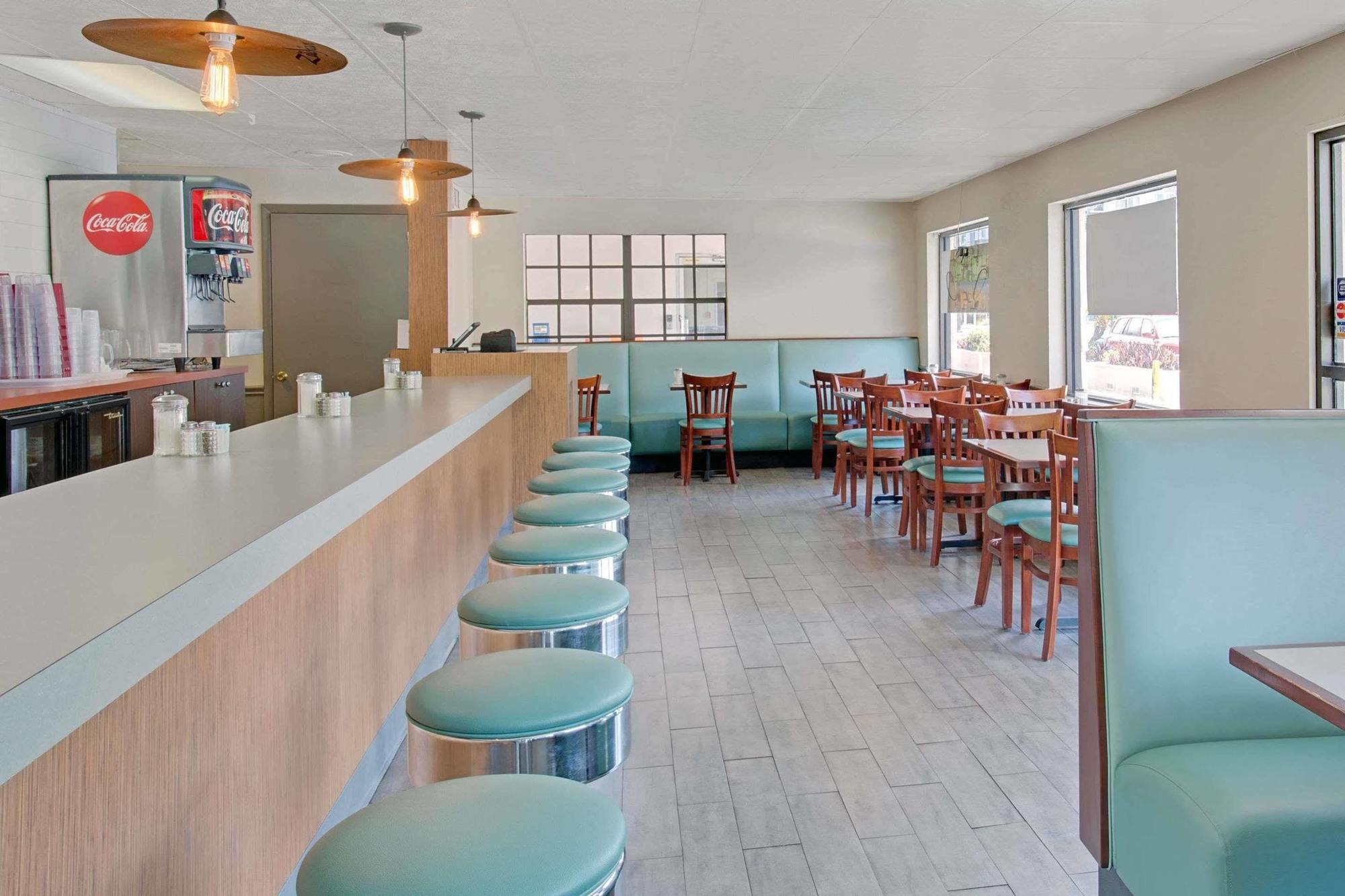 Travelodge By Wyndham Downtown Centroplex Motel 2*
