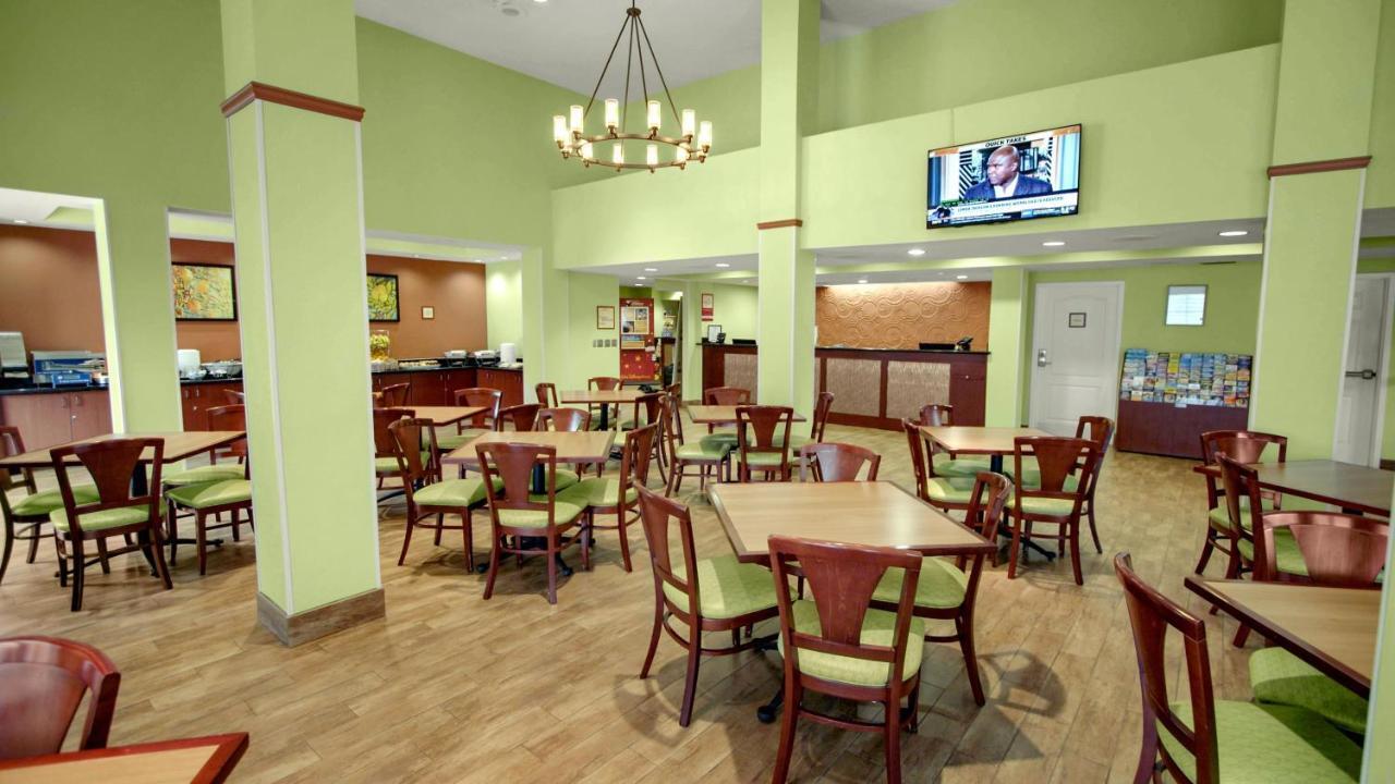 Galleria Palms Orlando - Free Theme Park Shuttles 3*