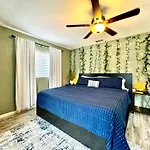 Lakefront 7 Bedroom Duplex, Pool, Boat, And Hottub