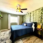 Lakefront 7 Bedroom Duplex, Pool, Boat, And Hottub