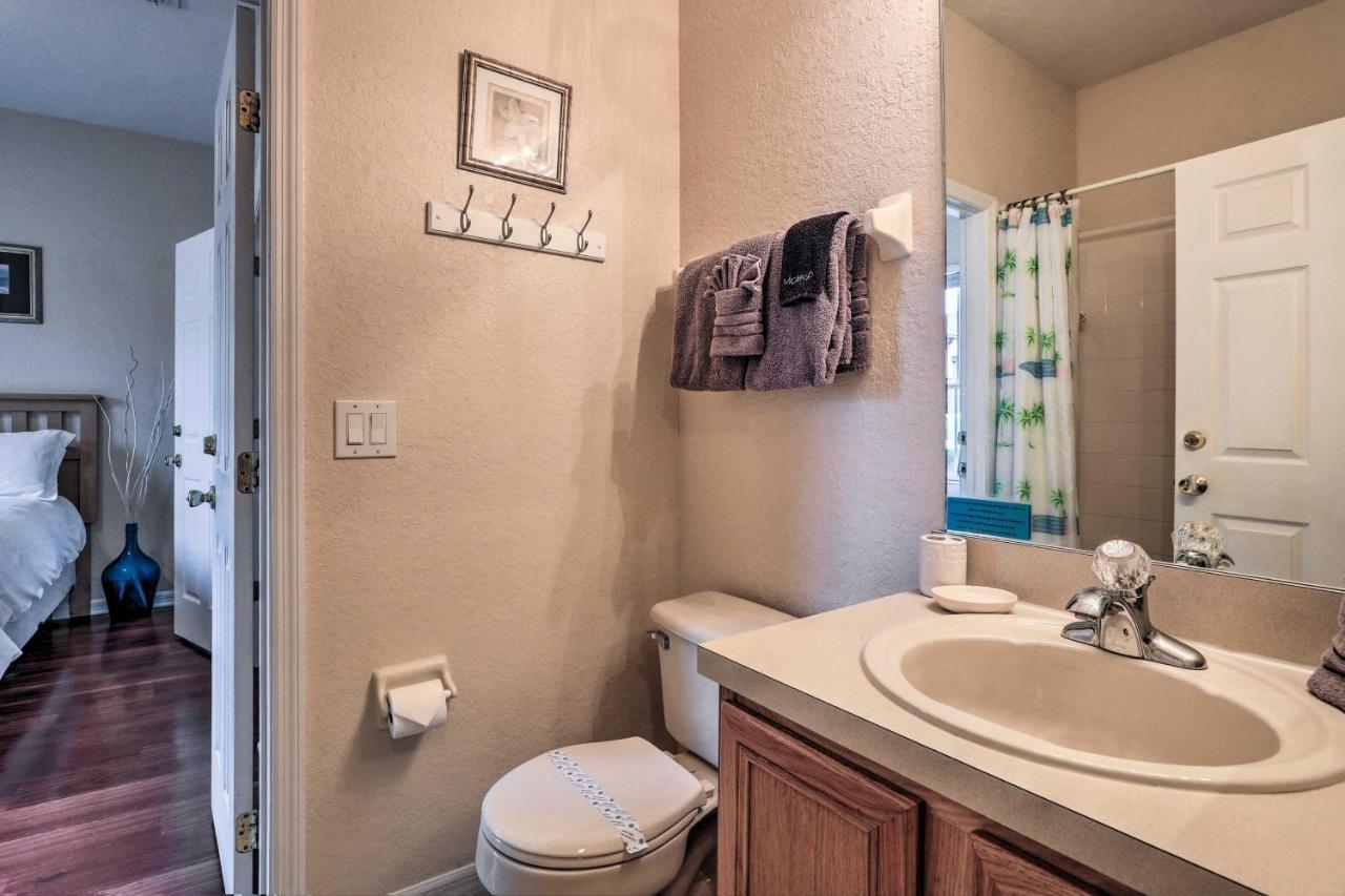 Sunny Townhome With Amenities!