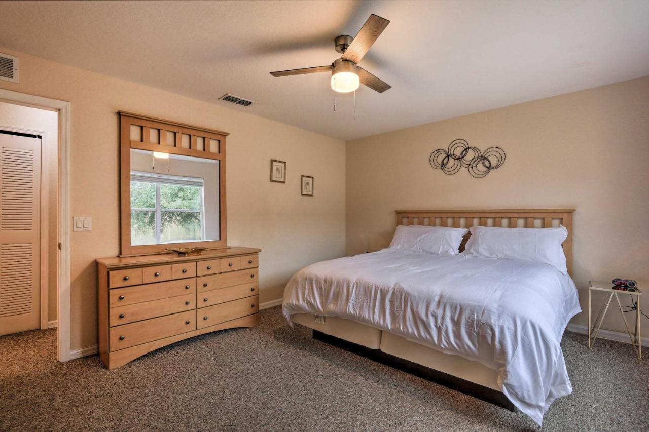 Sunny Townhome With Amenities! *