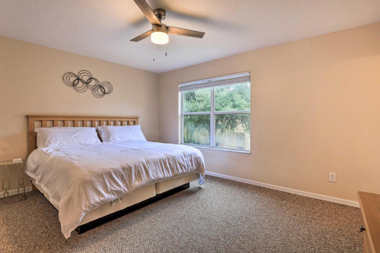 Sunny Townhome With Amenities!