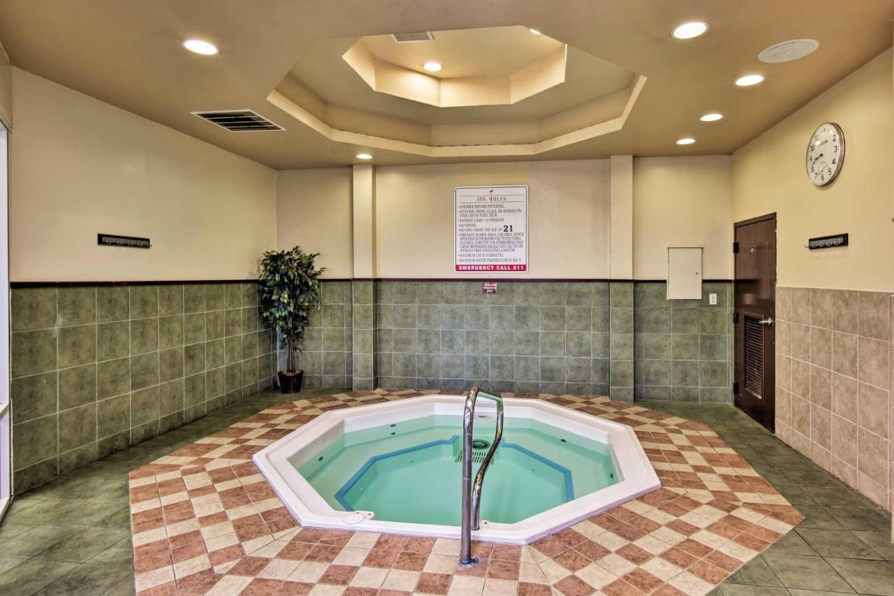 Sunny Townhome With Amenities!