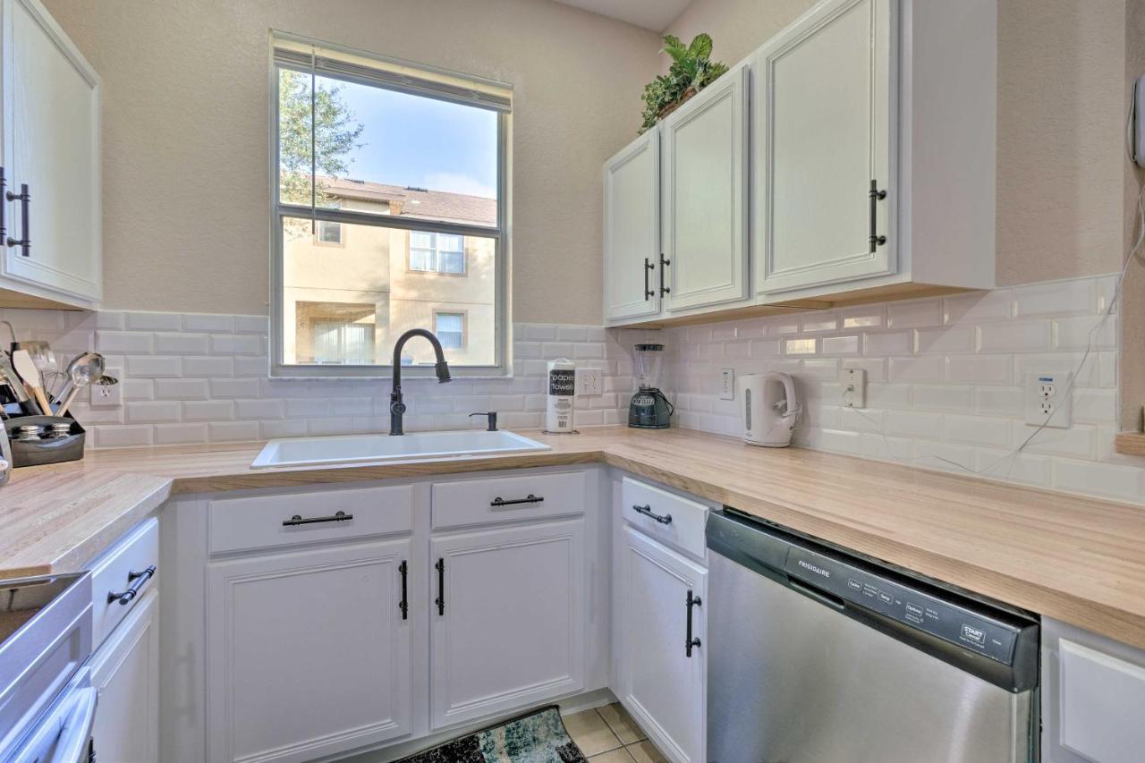 Sunny Townhome With Amenities! Holiday home