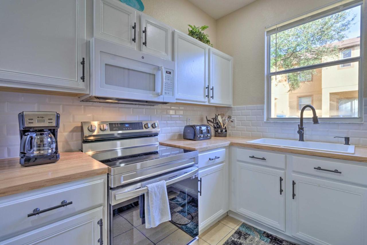 Sunny Townhome With Amenities! Holiday home