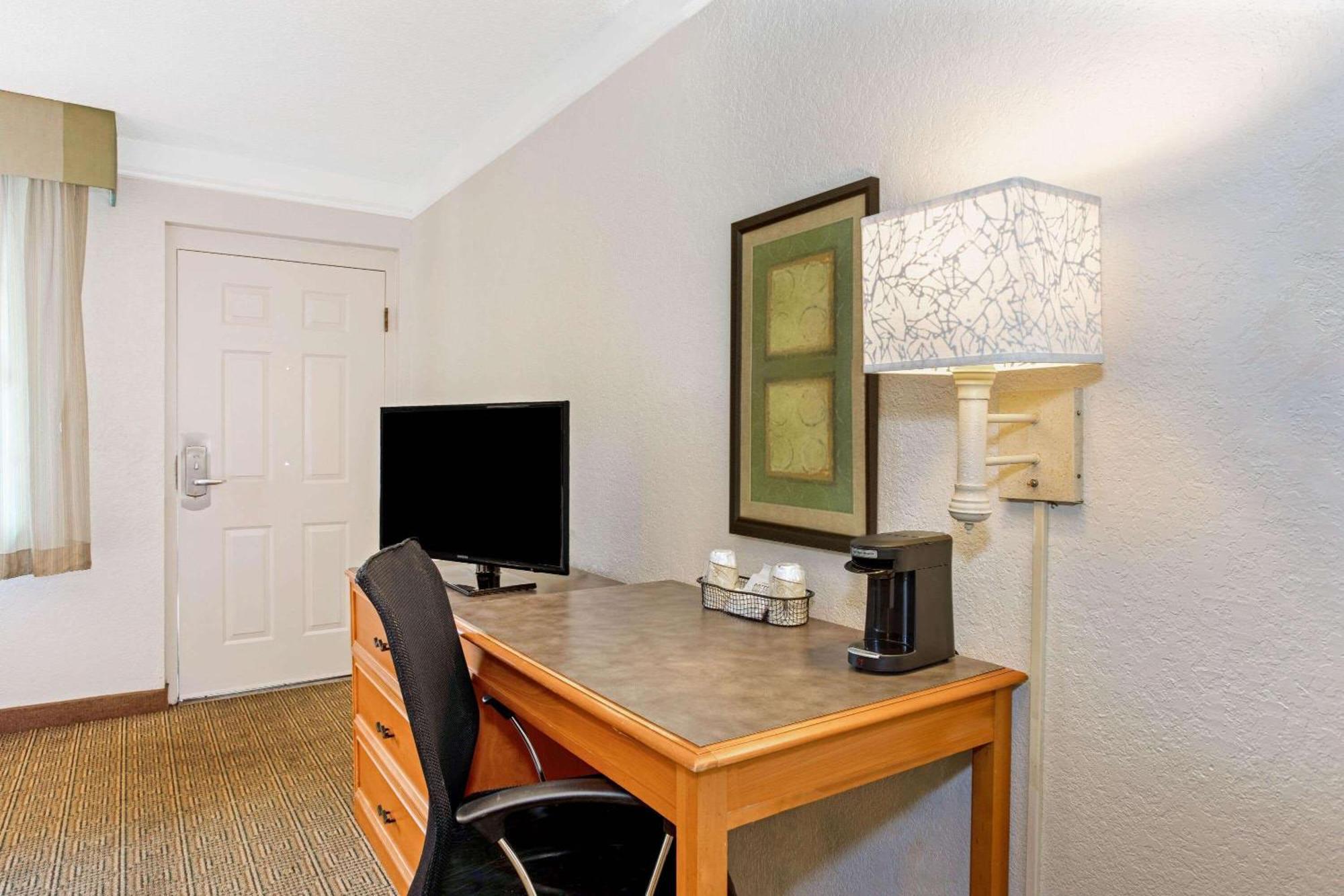 La Quinta By Wyndham Airport West Hotel