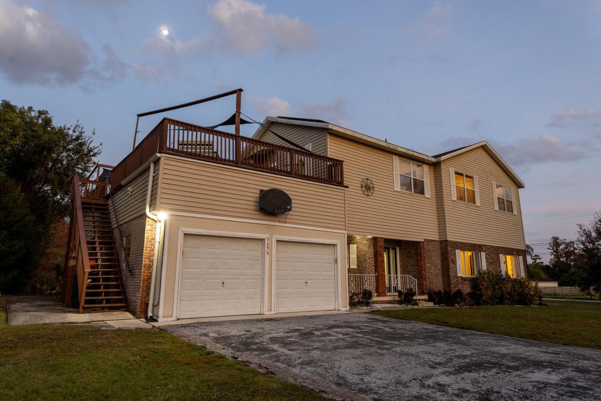 Lakefront 7 Bedroom Duplex, Pool, Boat, And Hottub * Orlando