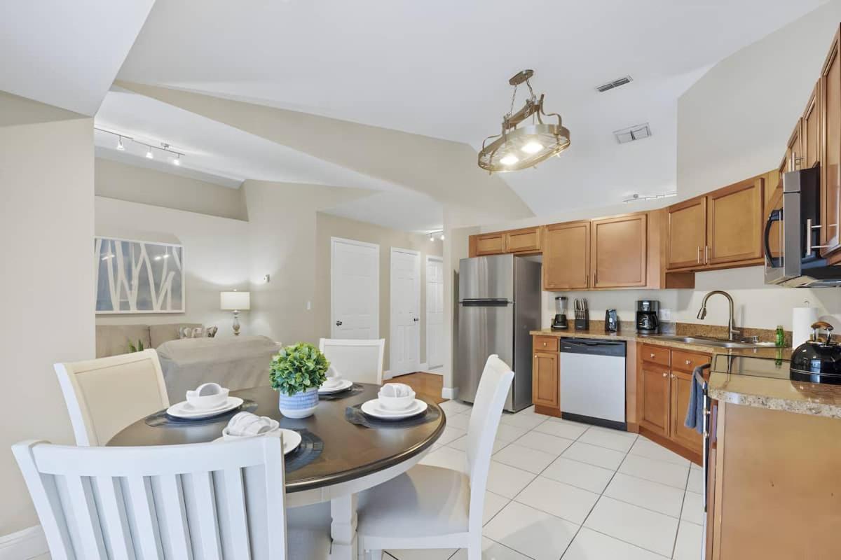 Sunshine Retreat: W /pool & Close To