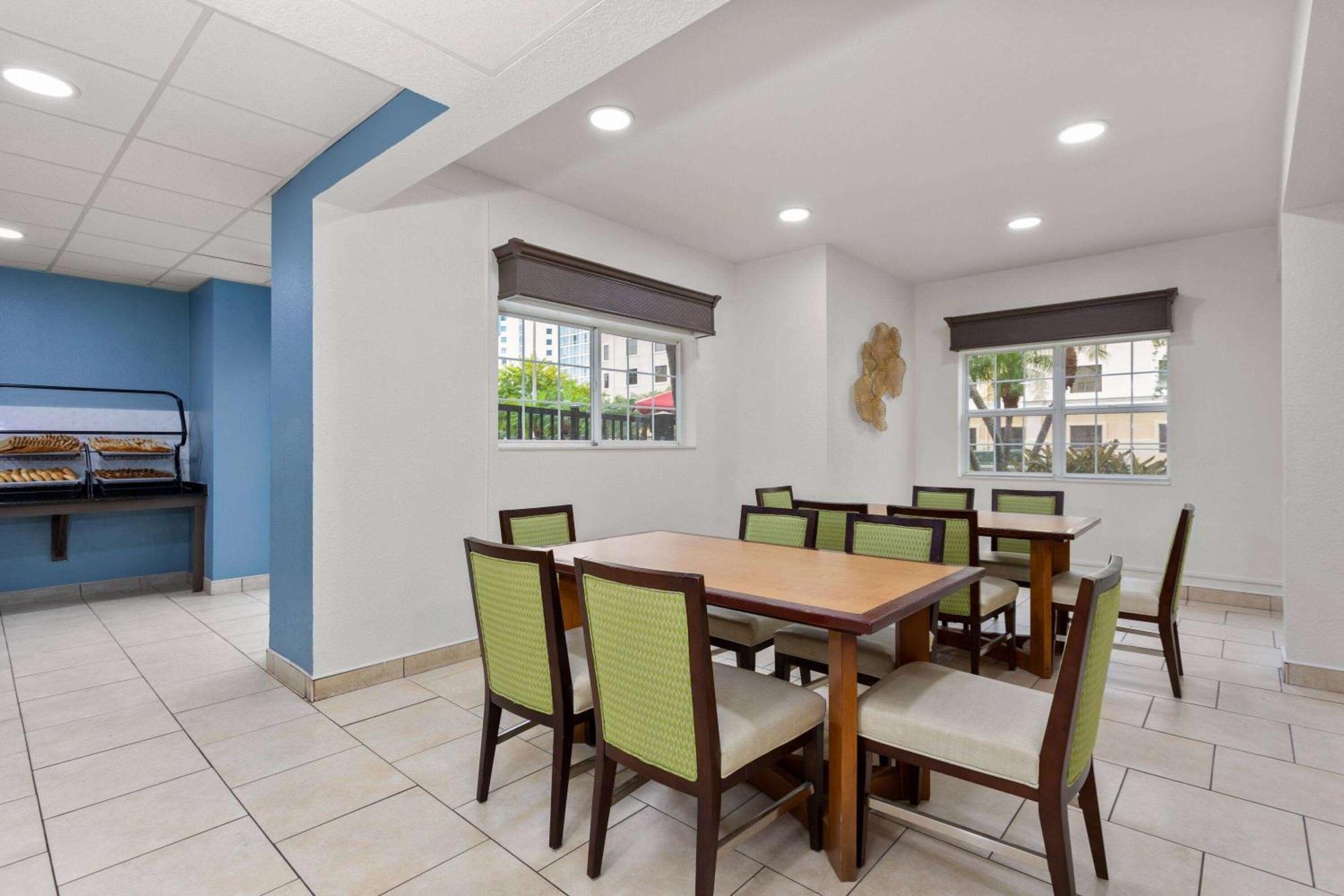 Baymont By Wyndham Orlando-international Dr-universal Blvd