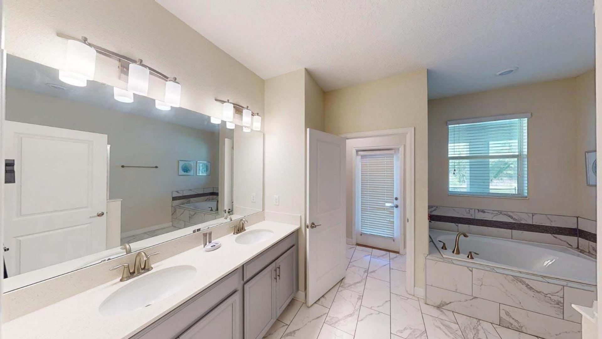Private And Luxurious Corner 8bd Lot W/golf View *