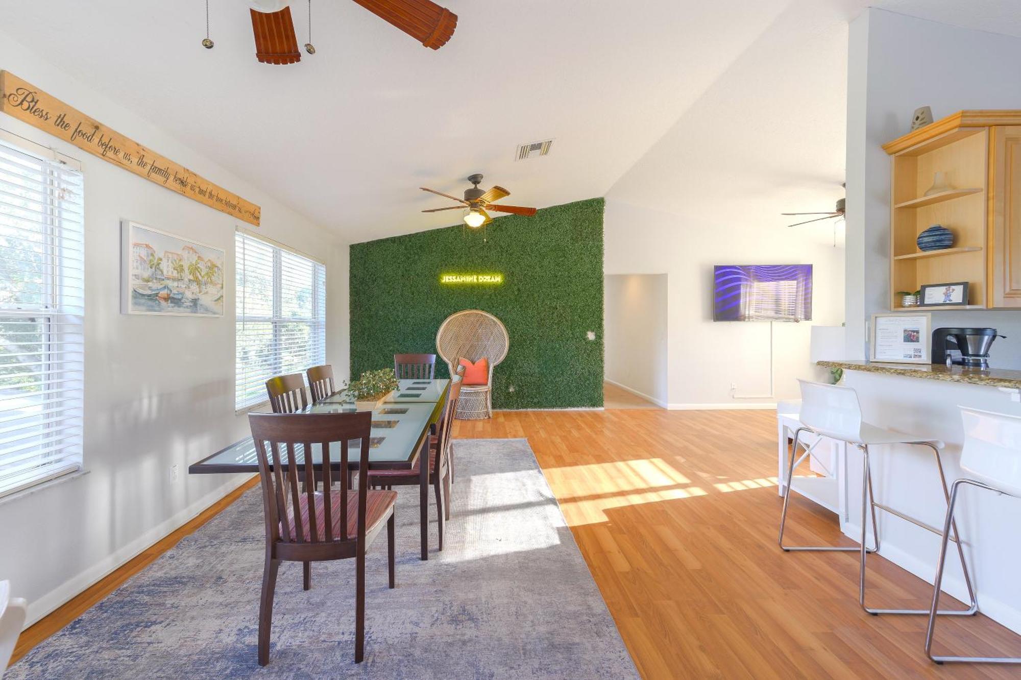 Lakefront 7 Bedroom Duplex, Pool, Boat, And Hottub Holiday home Orlando