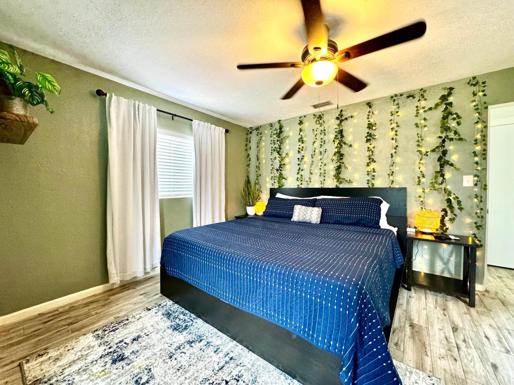 Holiday home Lakefront 7 Bedroom Duplex, Pool, Boat, And Hottub *