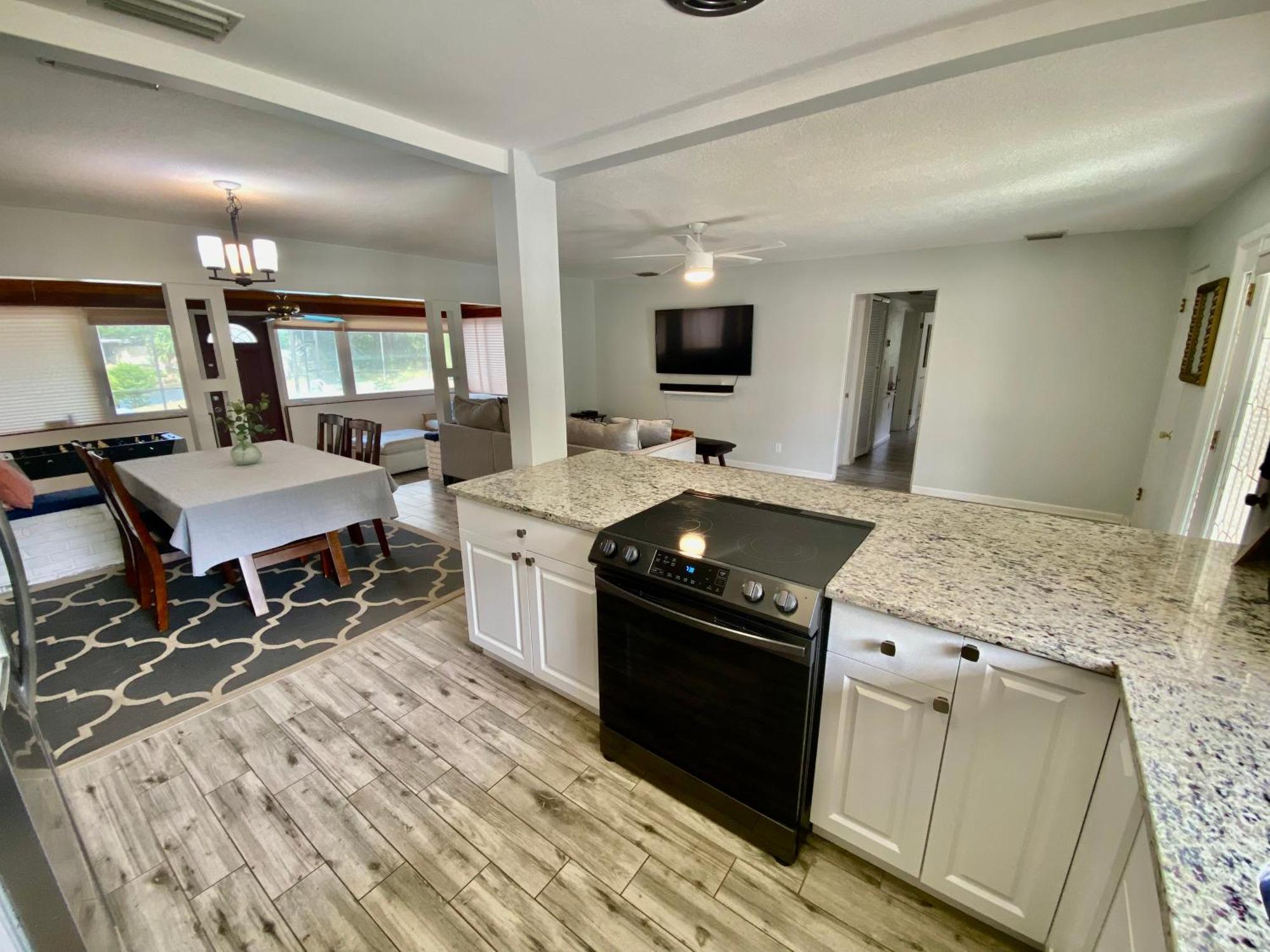 Lakefront 7 Bedroom Duplex, Pool, Boat, And Hottub