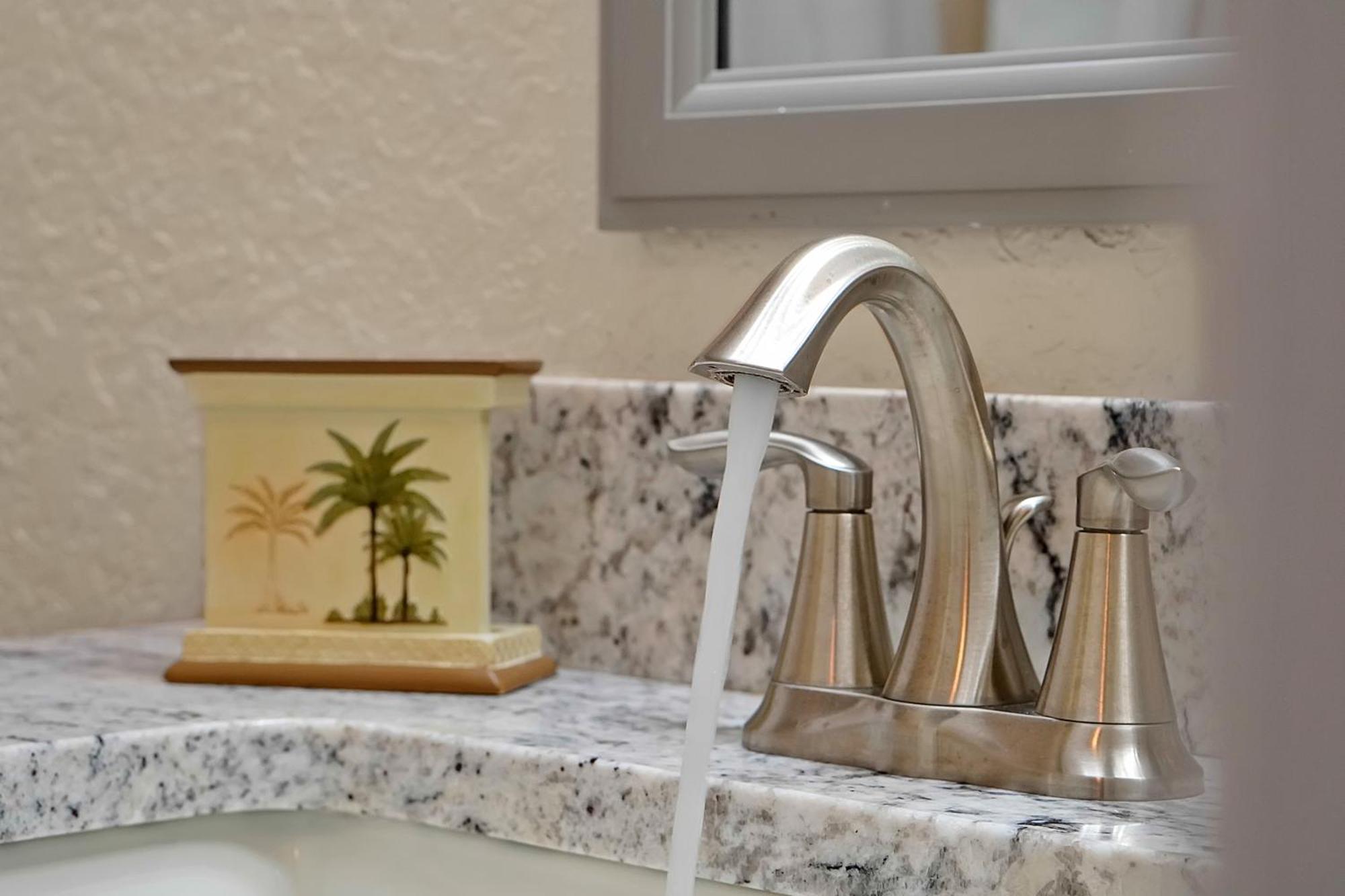 Regal Palms Retreat W/ Lazy River, Pool, & Balcony Holiday home