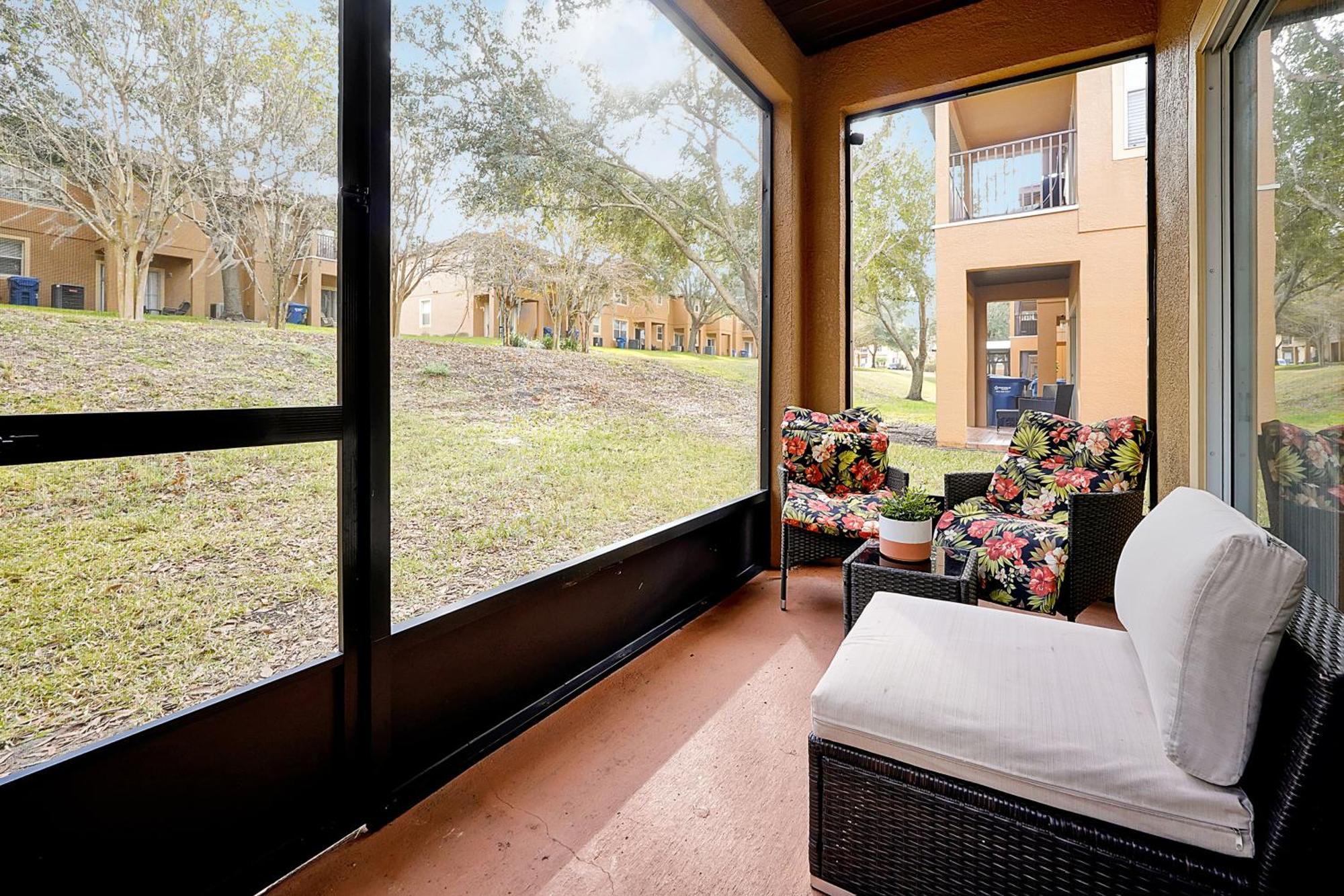 Regal Palms Retreat W/ Lazy River, Pool, & Balcony Holiday home