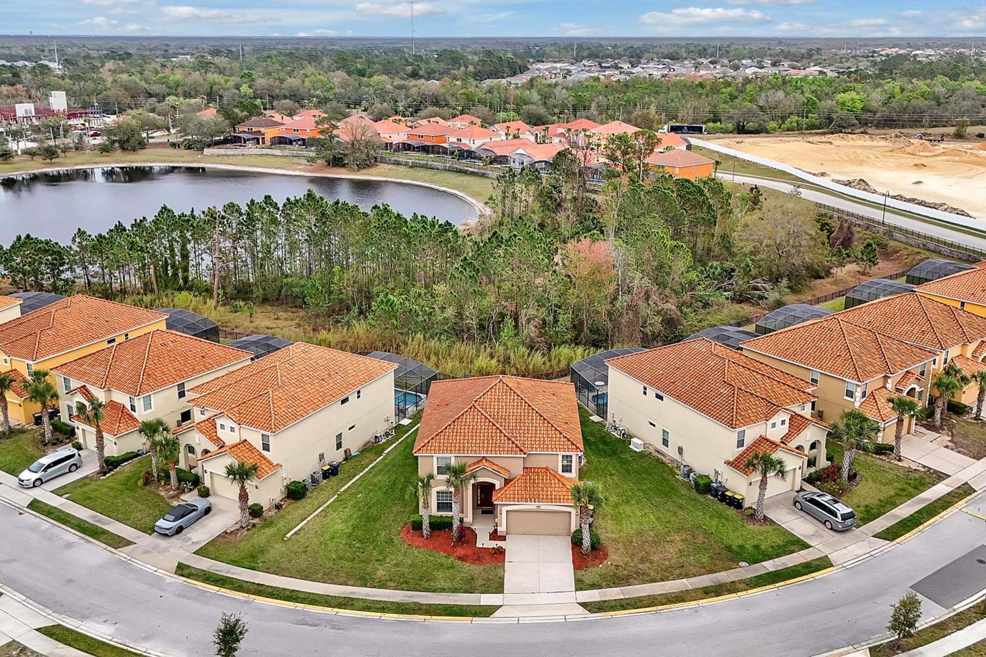 Stunning Aviana Resort: Pool, Game & Clubhouse Near Davenport