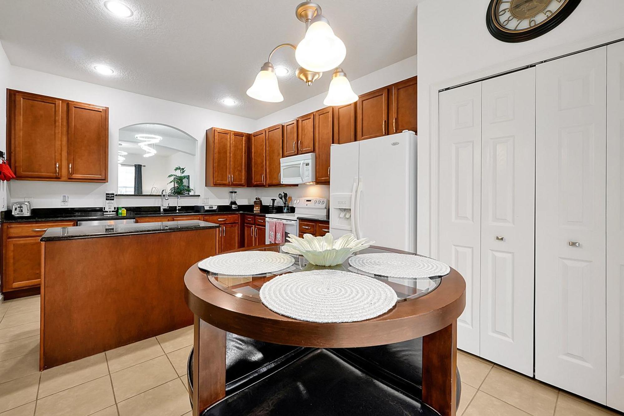 Stunning Aviana Resort: Pool, Game & Clubhouse Near Davenport