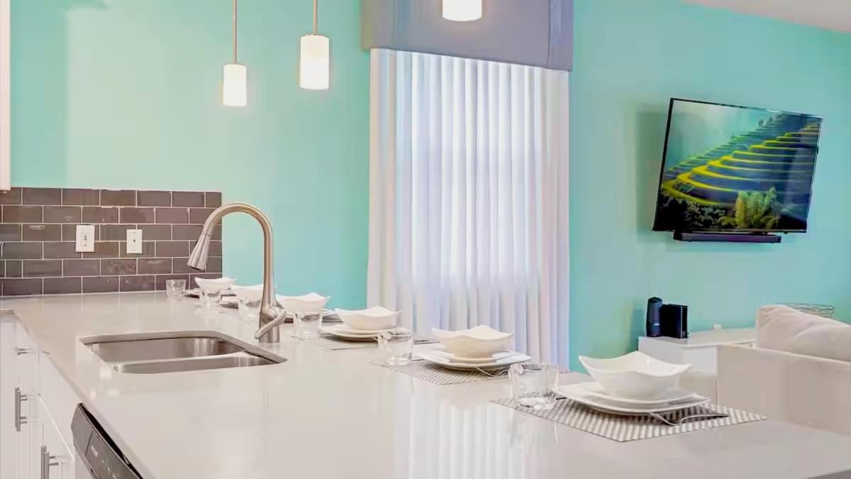 Upstay - Championsgate W Hot Tub-pool-cinema * Davenport