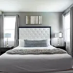 Upscale Modern Getaway Home With Heated Pool/Hot Tub, 9 Beds 8.5 Bath Sleeps 18+