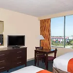Ramada By Wyndham Kissimmee Gateway - Free Theme Park Shuttle