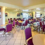 Econo Lodge Inn & Suites Maingate Central