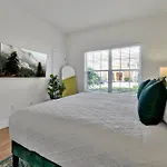 Stylish & Cozy Retreat Prime Location Fully Equipped