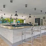 Newly Renovated Lakeview Vista Cay Condo