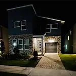 Exquisite Luxury Home With Pool Retreat - Solara - 8949