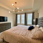 Exquisite Luxury Home With Pool Retreat - Solara - 8949