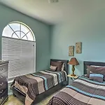Sunny Kissimmee Retreat With Pool, Near Disney!
