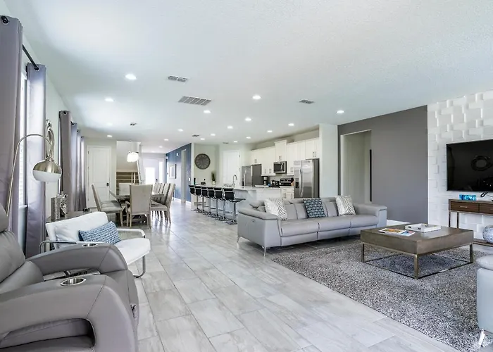 Upscale Modern Getaway Home With Heated Pool/Hot Tub, 9 Beds 8.5 Bath Sleeps 18+