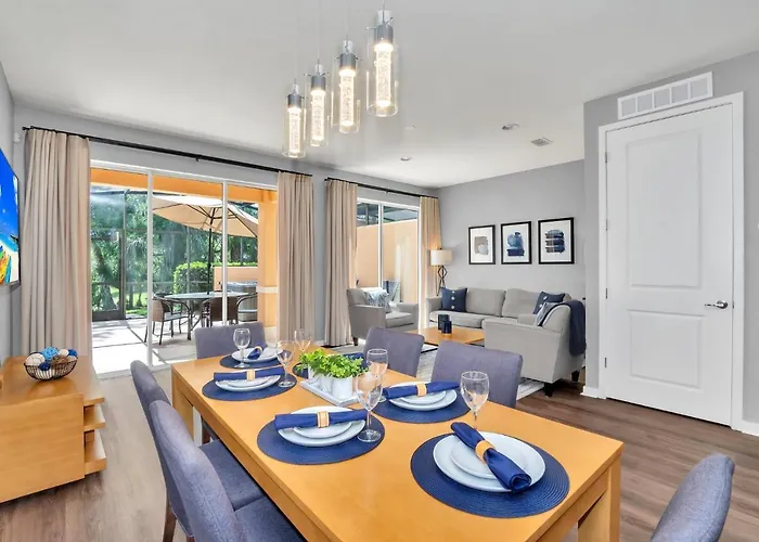 Upscale 2Br Lakefront Townhome - Private Hot Tub!