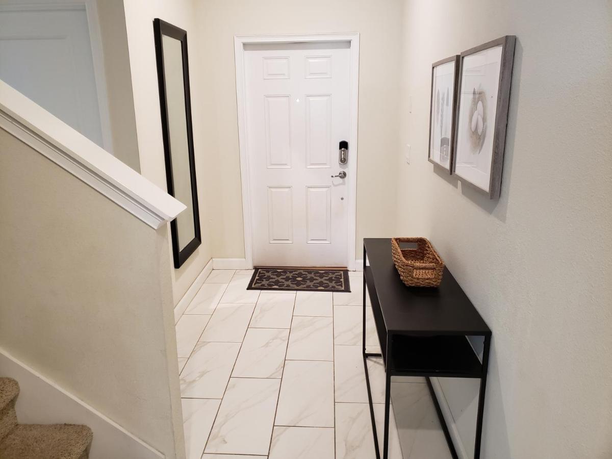 4 Bedroom Private Lakefront Town At Storey Near World Parks Apartment *