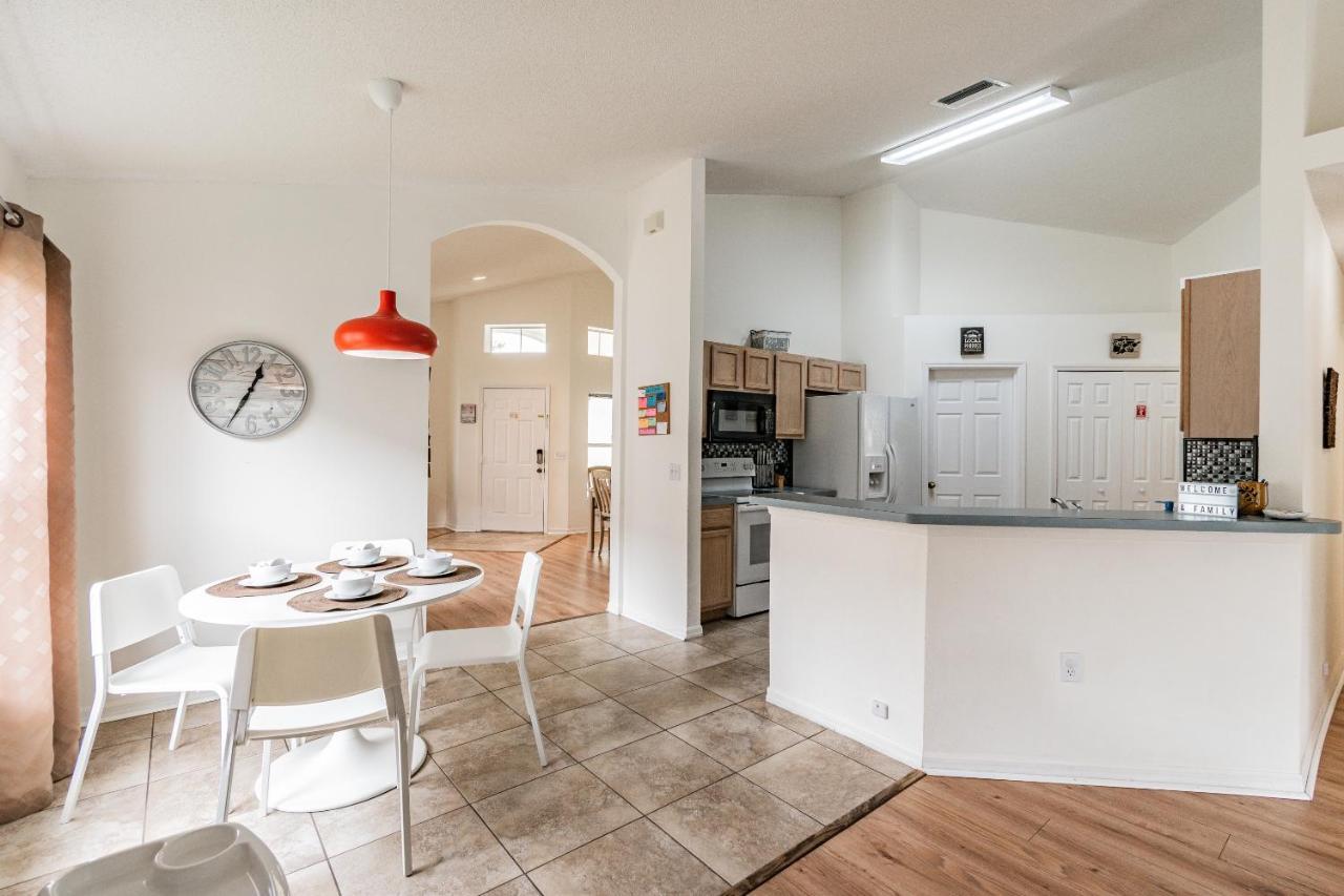 Spacious With Private Pool - No Carpet - Area